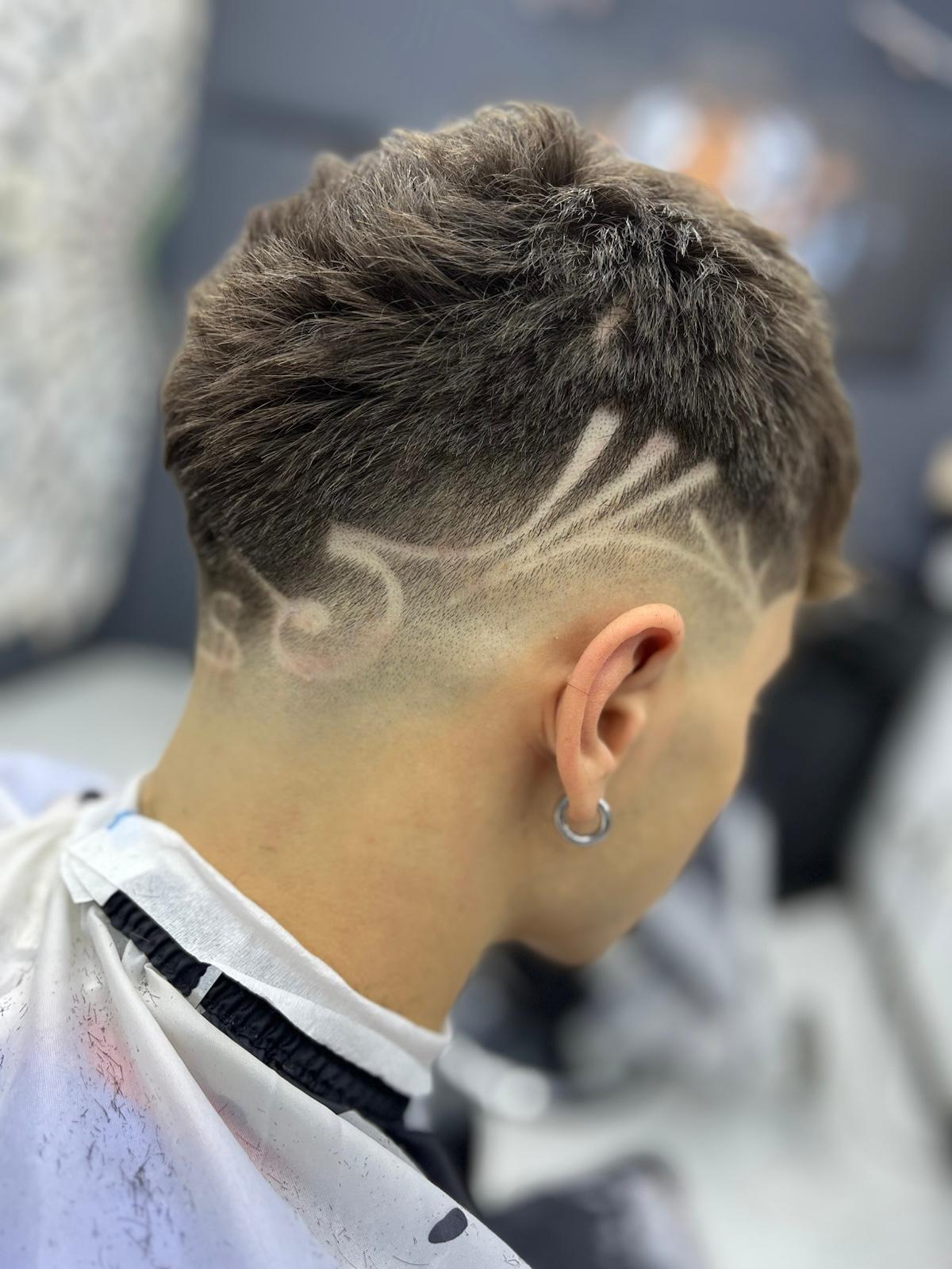 Corte con diseño de líneas artísticas
